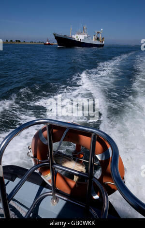 Orange life saver anello sulla ringhiera di una nave Foto Stock