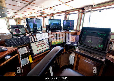 Camera di navigazione con high tech cartografia apparecchiatura su una nave da trasporto merci Foto Stock