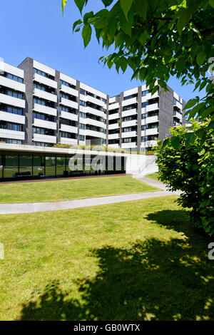 Giardino interno di un architettura moderna edificio residenziale di appartamenti comunità gated Foto Stock