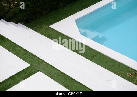 Vista aerea di una piscina esterna e di prato Foto Stock