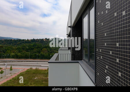 Balcone sul moderno edificio di appartamenti Foto Stock