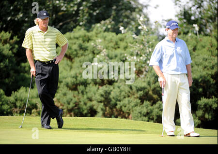 Greg Norman e Tom Watson degli Stati Uniti sul nono verde durante il British Seniors Open, Royal Troon Golf Club, Ayrshire. Foto Stock