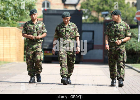 Da sinistra Lance Corporal Mohansingh Tangnami, Riffleman Bhimbahadur Gurung e Lance Corporal Agnish Thapa tutti i riflutti Royal Gurkha e che dove tutti hanno assegnato croci militari durante una cerimonia a Victoria Barracks a Windsor, Berkshire, in riconoscimento del coraggio e l'impegno soldati mostrato durante i combattimenti in Afghanistan. Foto Stock