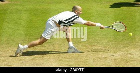 Tennis - Wimbledon 2003 - Gli uomini del terzo round - Andre Agassi v Younes El Aynaoui Foto Stock