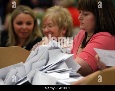 I primi voti arrivano al centro ricreativo di Tollcross Park, nella zona est di Glasgow, dopo un giorno di votazioni in by-election. Foto Stock