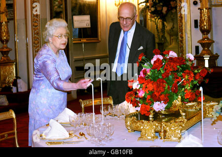 La Regina Elisabetta II della Gran Bretagna, accompagnata dal Direttore della Royal Collection, Sir Hugh Roberts, vede la mostra di apertura estiva a Buckingham Palace, Londra. La sala da ballo è stata organizzata in modo che i visitatori possano sperimentare un vero banchetto di Stato. Foto Stock