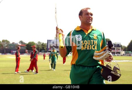 Cricket - Sudafrica / Zimbabwe - un giorno NatWest Series. Il pastore sudafricano Jacques Kallis esce dal campo di gioco dopo aver segnato 125 corse, il suo secondo secolo in 2 giorni Foto Stock