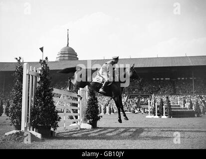 Uno dei concorrenti che salta una recinzione durante il Prix Des Nations. Foto Stock