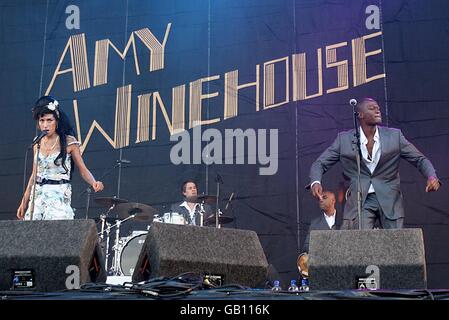 Amy Winehouse si esibisce durante l'Oxegen Festival 2008 presso l'ippodromo di Punchestown, Naas, County Kildare, Irlanda. Foto Stock