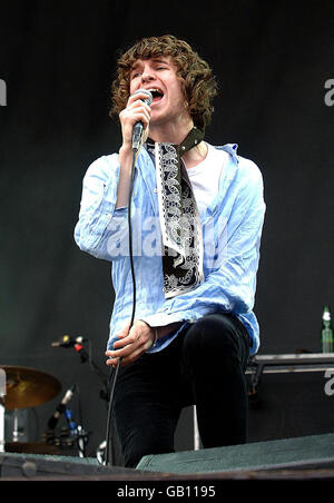 Luke Pritchard of the Kooks si esibisce sul palco principale di T in the Park 2008 in occasione del T in the Park music festival vicino a Kinross in Scozia. Foto Stock