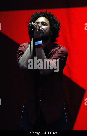 Zack de la Rocha of Rage Against the Machine si esibisce al festival musicale T in Park vicino a Kinross in Scozia. Foto Stock