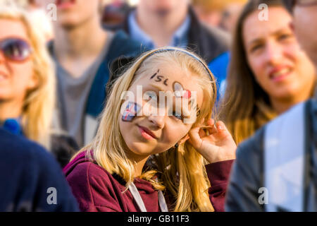 La Folla di Reykjavik e guardare in Islanda in UEFA EURO 2016 torneo di calcio, Reykjavik, Islanda. Ragazza con faccia dipinta. Foto Stock