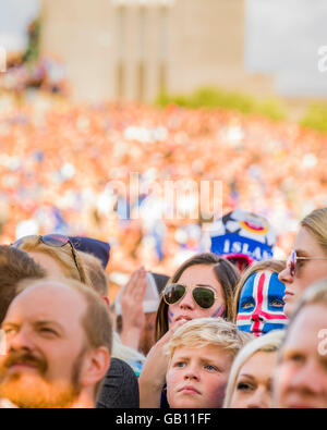 La Folla di Reykjavik e guardare in Islanda in UEFA EURO 2016 torneo di calcio, Reykjavik, Islanda. Ragazza con faccia dipinta. Foto Stock