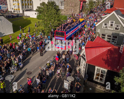 Migliaia di salutare la Icelandic National Football Team, dopo una molto successo di UEFA EURO 2016 Concorrenza, Reykjavik, Islanda Foto Stock