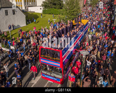 Migliaia di salutare la Icelandic National Football Team, dopo una molto successo di UEFA EURO 2016 Concorrenza, Reykjavik, Islanda Foto Stock