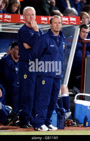 Calcio - Internazionale amichevole - Scozia / Nuova Zelanda. L'allenatore scozzese Berti Vogts (r) contempla le prestazioni del suo team contro la Nuova Zelanda con l'assistente Tommy Burns Foto Stock