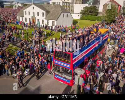 Migliaia di salutare la Icelandic National Football Team, dopo una molto successo di UEFA EURO 2016 Concorrenza, Reykjavik, Islanda Foto Stock