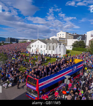 Migliaia di salutare la Icelandic National Football Team, dopo una molto successo di UEFA EURO 2016 Concorrenza, Reykjavik, Islanda Foto Stock