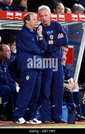 Calcio - Internazionale amichevole - Scozia / Nuova Zelanda. L'allenatore scozzese Berti Vogts (l) contempla le prestazioni del suo team contro la Nuova Zelanda con l'assistente Tommy Burns Foto Stock