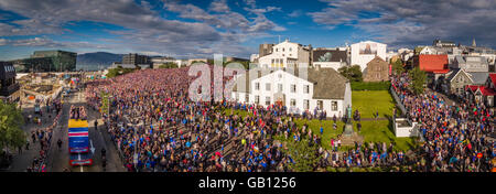 Migliaia di salutare la Icelandic National Football Team, dopo una molto successo di UEFA EURO 2016 Concorrenza, Reykjavik, Islanda Foto Stock