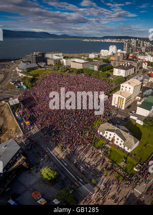 Migliaia di salutare la Icelandic National Football Team, dopo una molto successo di UEFA EURO 2016 Concorrenza, Reykjavik, Islanda Foto Stock