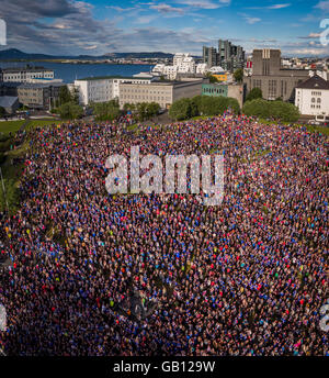 Migliaia di salutare la Icelandic National Football Team, dopo una molto successo di UEFA EURO 2016 Concorrenza, Reykjavik, Islanda Foto Stock