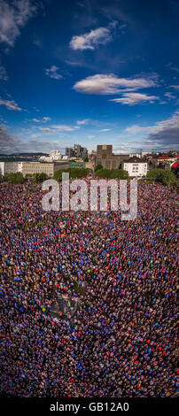 Migliaia di salutare la Icelandic National Football Team, dopo una molto successo di UEFA EURO 2016 Concorrenza, Reykjavik, Islanda Foto Stock