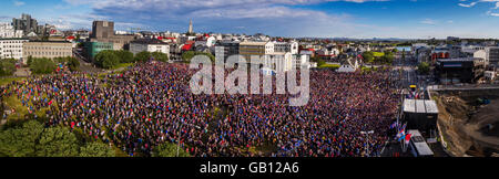 Migliaia di salutare la Icelandic National Football Team, dopo una molto successo di UEFA EURO 2016 Concorrenza, Reykjavik, Islanda Foto Stock