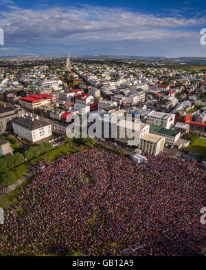 Migliaia di salutare la Icelandic National Football Team, dopo una molto successo di UEFA EURO 2016 Concorrenza, Reykjavik, Islanda Foto Stock