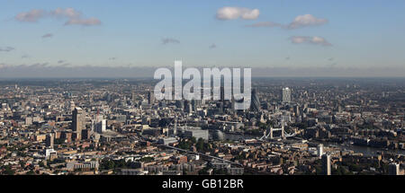 La vista dall'aeronave Stella Artois 'Star Over London' durante un volo turistico sul centro di Londra. Foto Stock