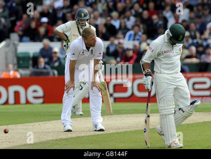 Andrew Flintoff in Inghilterra sembra frustrata dal fatto che Ashwell Prince (a destra) e AB de Villiers del Sudafrica si accatastano durante la seconda prova di potenza all'Headingley Cricket Ground di Leeds. Foto Stock