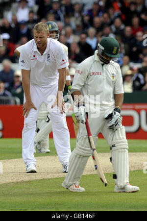 Andrew Flintoff in Inghilterra reagisce dietro l'Ashwell Prince (a destra) del Sud Africa durante il secondo incontro di test npower all'Headingley Cricket Ground di Leeds. Foto Stock