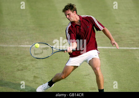 Tennis - Nottingham aperto 2003 - primo turno. Jan-Michael Gambill in azione contro Alex Bogdanovic Foto Stock