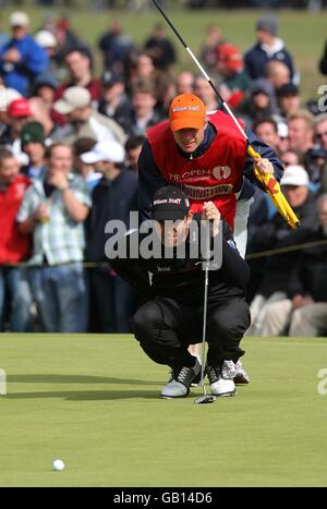 Il Padraig Harrington della Repubblica d'Irlanda allinea un putt sull'undicesima buca. Foto Stock