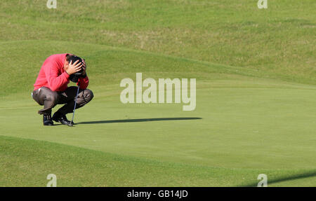 Graeme McDowell dell'Irlanda del Nord sembra debuttare sul 18° green durante la terza fase dell'Open Championship al Royal Birkdale Golf Club di Southport. Foto Stock