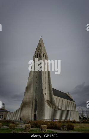 Hallgrimskirkja si siede sopra la città di Reykjavik, Islanda ed è una grande attrazione turistica. Foto Stock
