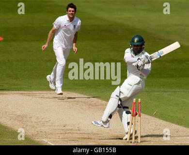 James Anderson, in Inghilterra, ciotola Mark Boucher in Sud Africa durante la seconda partita di test Npower all'Headingley Cricket Ground di Leeds. Foto Stock