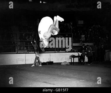 Ferenc Pataki di Ungheria che esegue esercizi di pavimento nel concorso di ginnastica. Ha poi vinto una medaglia d'oro e due medaglie di bronzo. Foto Stock