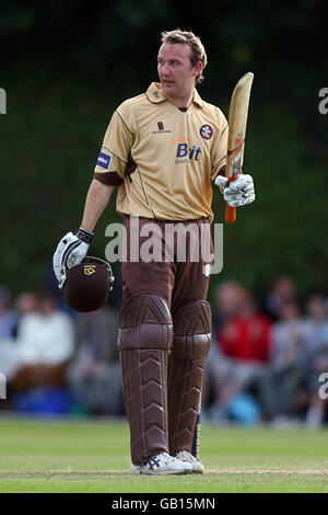 Cricket - NatWest Pro40 League 2008 - Divisione due - Surrey Brown Caps contro Yorkshire Pheonix - Guildford Cricket Club. Chris Schofield, Surrey Brown Caps Foto Stock