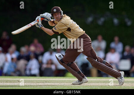 Cricket - NatWest Pro40 League 2008 - Divisione due - Surrey Brown Caps contro Yorkshire Pheonix - Guildford Cricket Club. Chris Schofield, Surrey Brown Caps Foto Stock