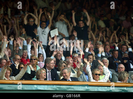 La scatola reale si unisce nell'onda messicana durante il Tim Henman contro Michael Llodra match Foto Stock