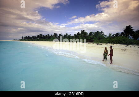 Der Traumstrand mit Offenburg und weissem Sand an der Insel Velavaru im atollo Southmale auf den isole der Malediven im Indischen O Foto Stock