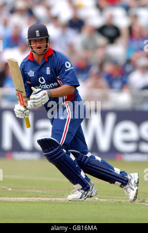 Cricket - One Day NatWest Series - Inghilterra / Zimbabwe. Robert Key dell'Inghilterra Foto Stock