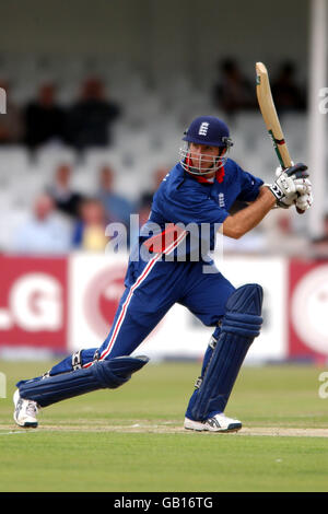 Cricket - un giorno NatWest Series - Inghilterra / Zimbabwe. Michael Vaughan in azione Foto Stock