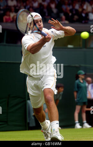 Tennis - Wimbledon 2003 - 2° turno maschile, Andy Roddick contro Tony Robredo. Andy Roddick in azione contro Tony Robredo Foto Stock