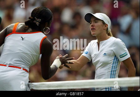 Tennis - Wimbledon 2003 - Semi finale - Justine Henin-Hardenne v Serena Williams Foto Stock