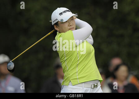 Ji-Yai Shin si tee fuori dal 6 durante il terzo round del Ricoh Women's British Open al Sunningdale Golf Club, Berkshire. Foto Stock