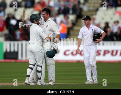 Cricket - Npower terzo Test - Day Four - Inghilterra / Sud Africa - Edgbaston. Il capitano del Sudafrica Graeme Smith abbraccia Mark Boucher dopo aver colpito le corse vincenti durante la terza prova a Edgbaston, Birmingham. Foto Stock