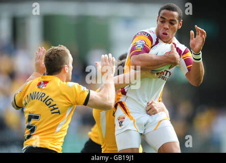 Leroy Cudjoe dei giganti di Huddersfield viene affrontato da Castleford Tigers Luke Dorn e Michael Wainwright durante la partita Engage Super League alla giungla di Castleford. Foto Stock