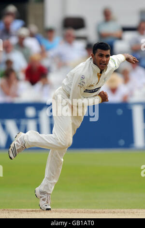 Cricket - Liverpool Victoria County Championship - Divisione uno - giorno due - Nottinghamshire v Yorkshire - Trent Bridge. Adil Rashid, Yorkshire Foto Stock